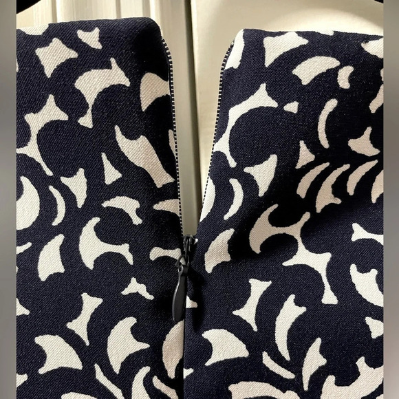 EUC London Times 8 knee length fit 2 flare dress. Raised dart details sleeveless - Picture 6 of 7